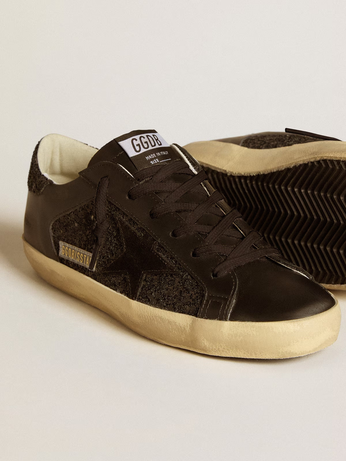 Super-Star pour femme à paillettes noires avec étoile en daim noir et empiècements en cuir